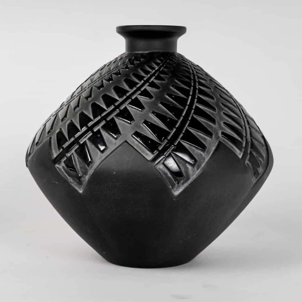 Vase « Montargis » verre noir patiné blanc de René LALIQUE | Biron ||||||||