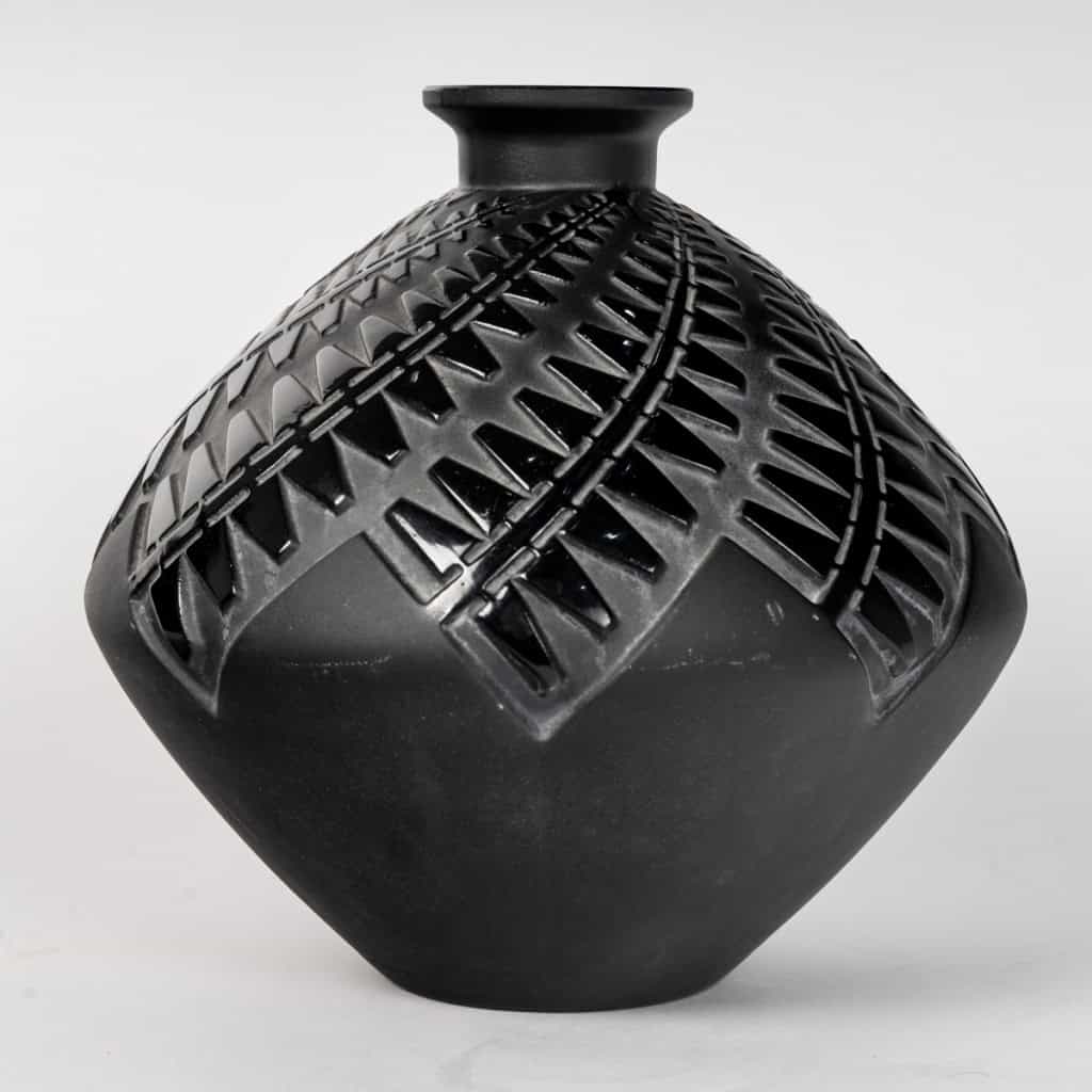 Vase « Montargis » verre noir patiné blanc de René LALIQUE | Biron Vase "Montargis" verre noir patiné blanc de René LALIQUE