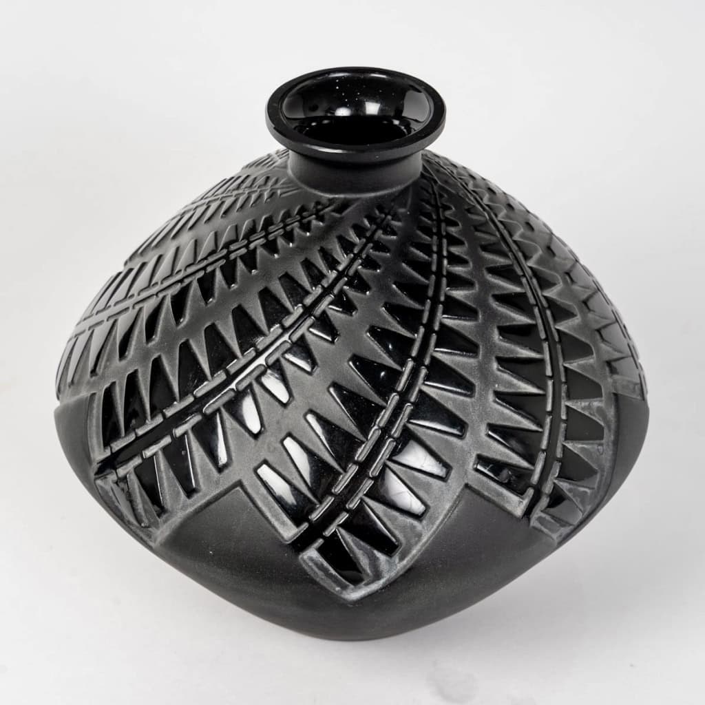 Vase « Montargis » verre noir patiné blanc de René LALIQUE | Biron Vase "Montargis" verre noir patiné blanc de René LALIQUE