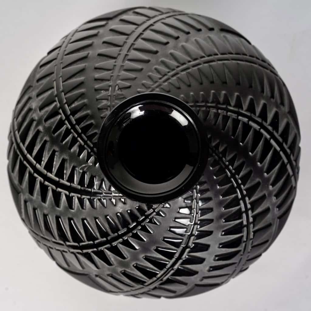 Vase « Montargis » verre noir patiné blanc de René LALIQUE | Biron Vase "Montargis" verre noir patiné blanc de René LALIQUE