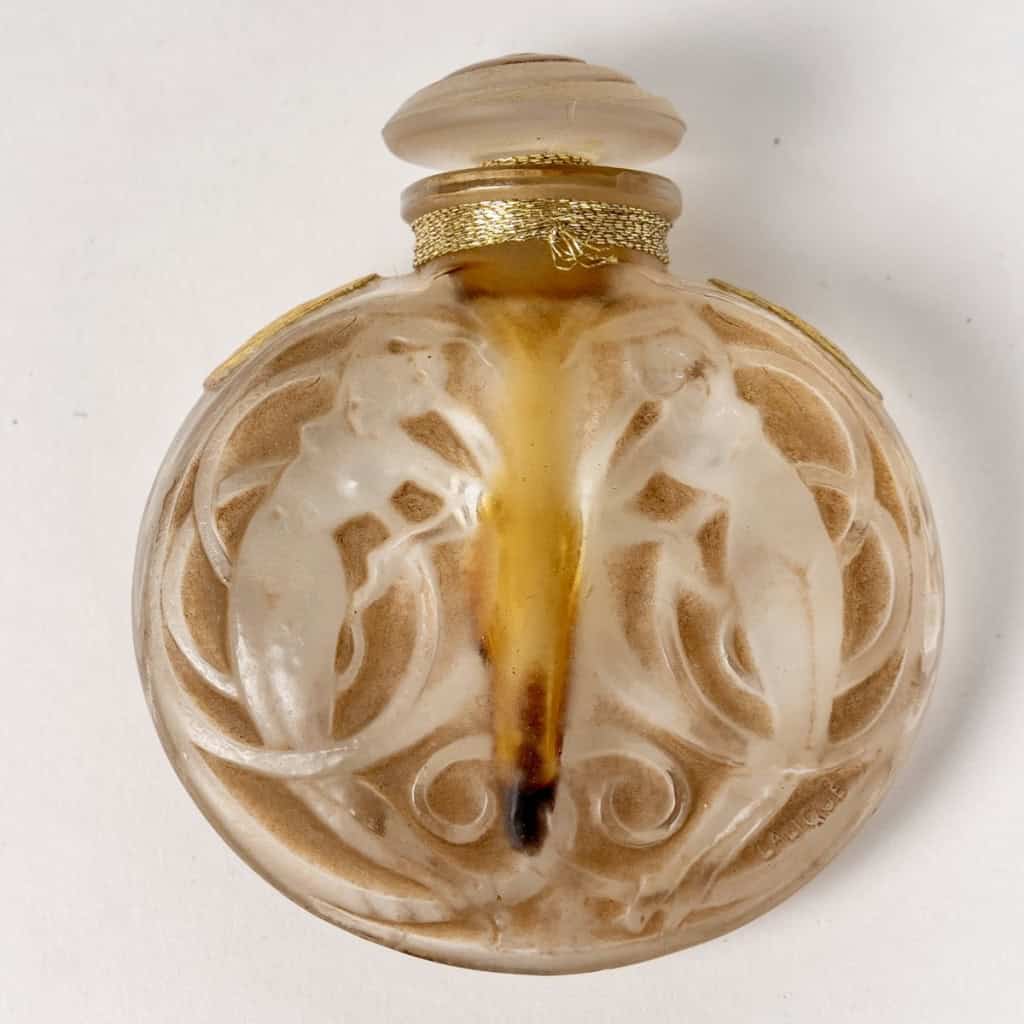 Flacon « Naïades » verre blanc patiné sépia de René LALIQUE | Biron Flacon "Naïades" verre blanc patiné sépia de René LALIQUE