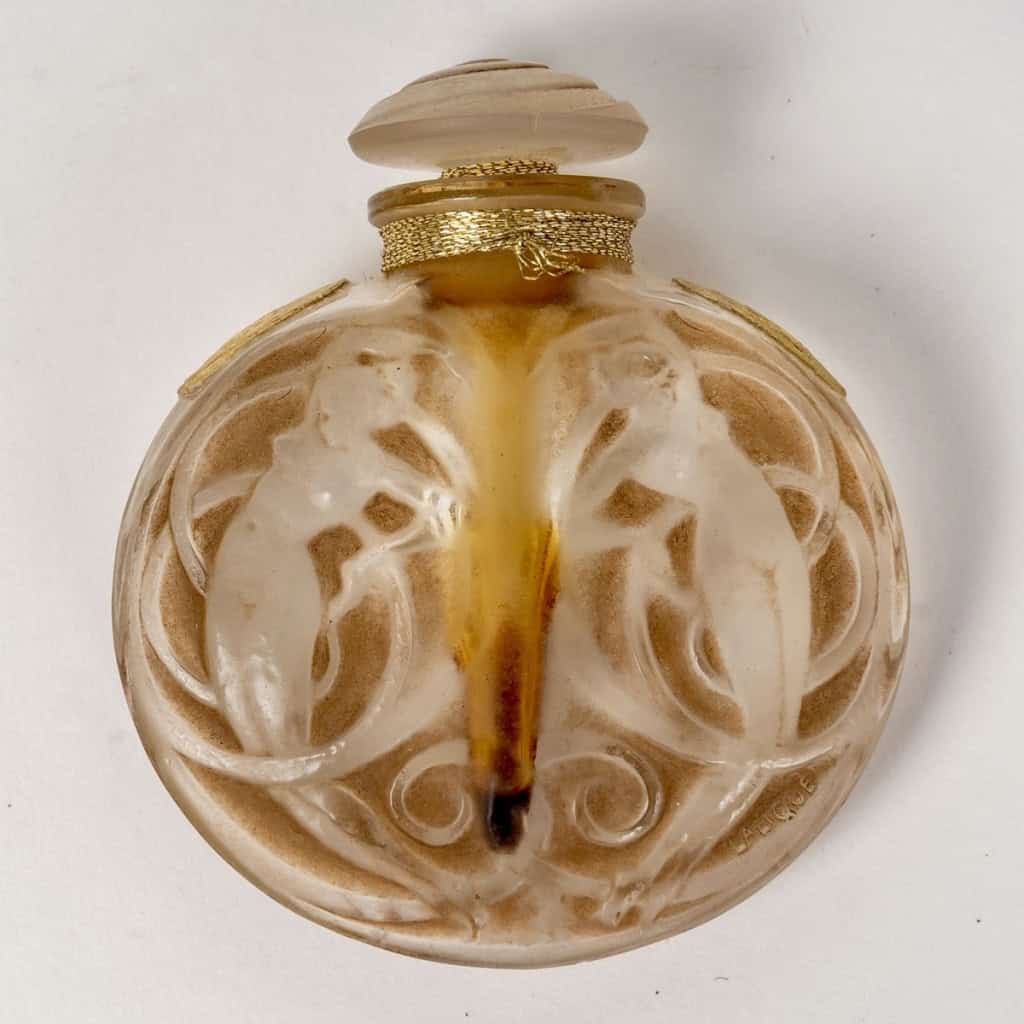 Flacon « Naïades » verre blanc patiné sépia de René LALIQUE | Biron Flacon "Naïades" verre blanc patiné sépia de René LALIQUE