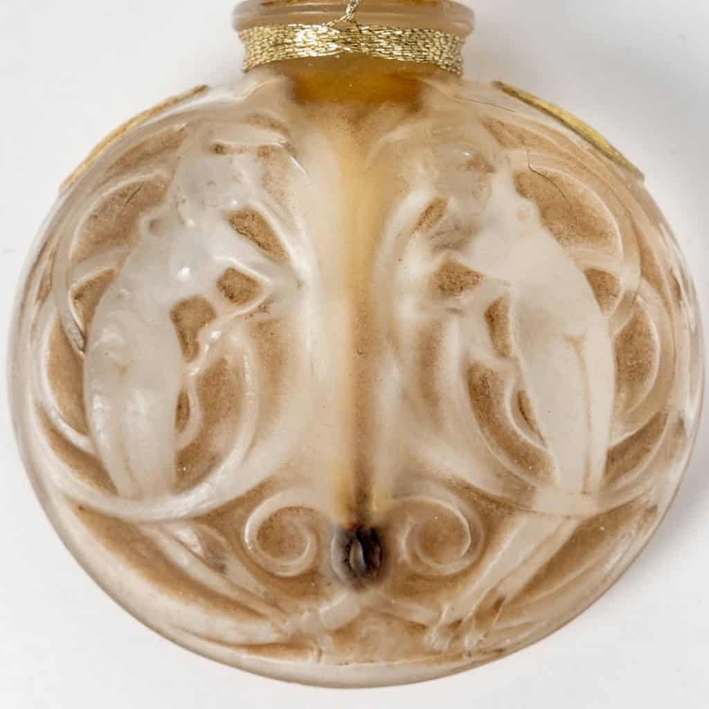 Flacon « Naïades » verre blanc patiné sépia de René LALIQUE | Biron Flacon "Naïades" verre blanc patiné sépia de René LALIQUE