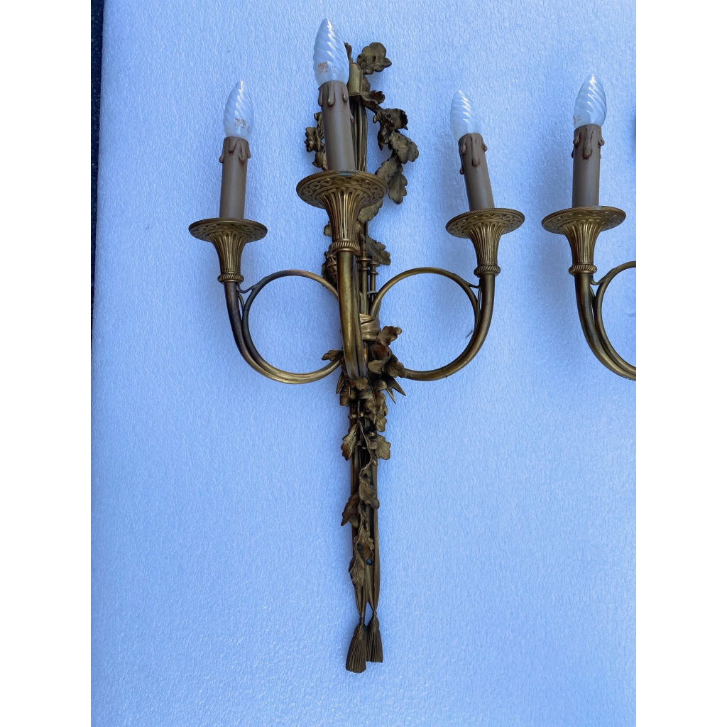 1900′ Paire d’Appliques Style Louis 16 Bronze Doré Aux Cors De Chasse Signée Jansen | Biron 1900′ Paire d’Appliques Style Louis 16 Bronze Doré Aux Cors De Chasse Signée Jansen
