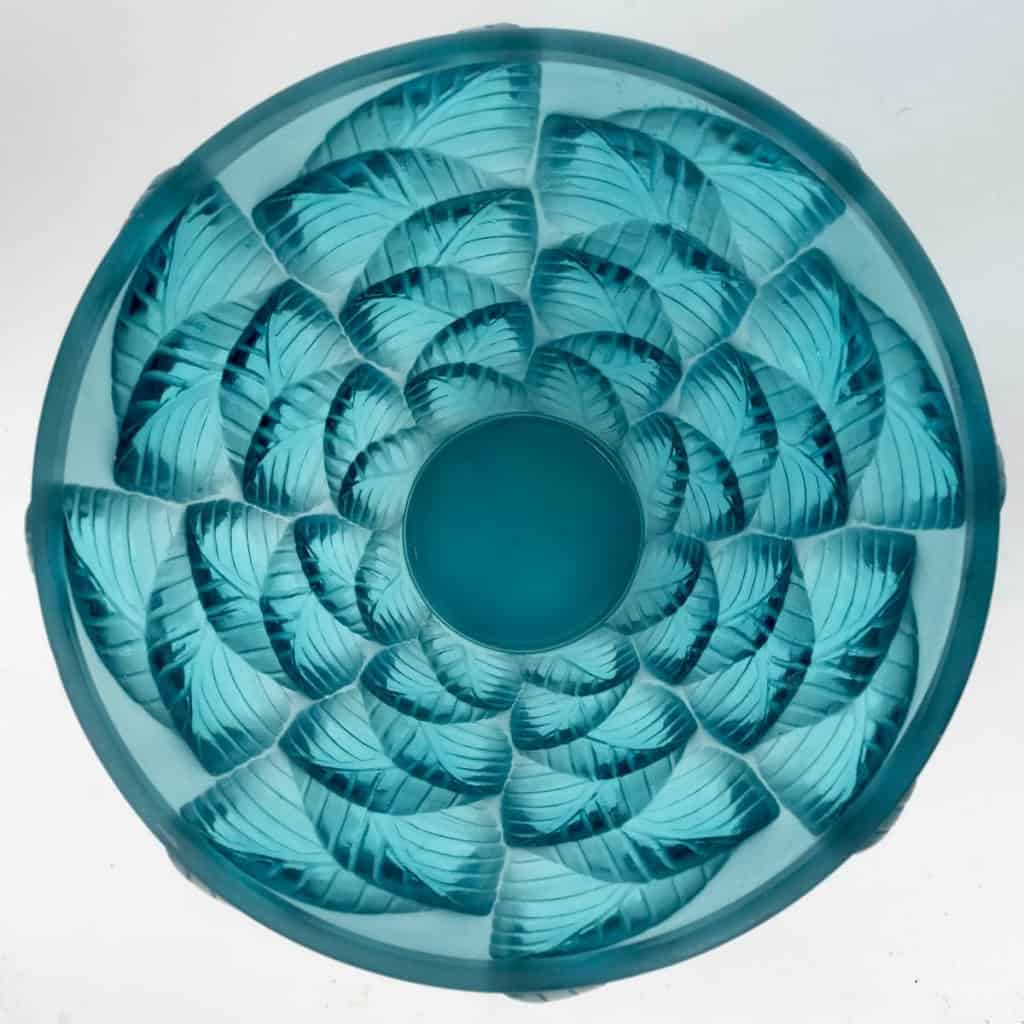 Vase « Moissac » verre bleu turquoise de René LALIQUE | Biron Vase "Moissac" verre bleu turquoise de René LALIQUE