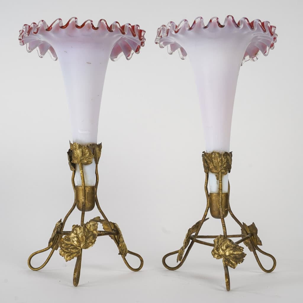 Une Paire De vases de forme Cornets En Opaline Fin XIXème Siècle | Biron Une Paire De vases de forme Cornets En Opaline Fin XIXème Siècle