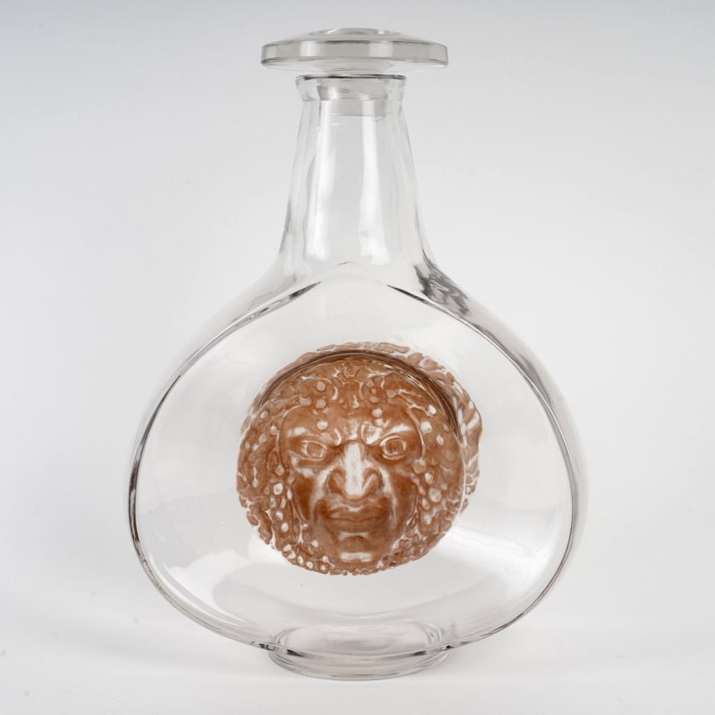Carafe « Masques » verre blanc patiné sépia créée par René LALIQUE | Biron Carafe "Masques" verre blanc patiné sépia créée par René LALIQUE