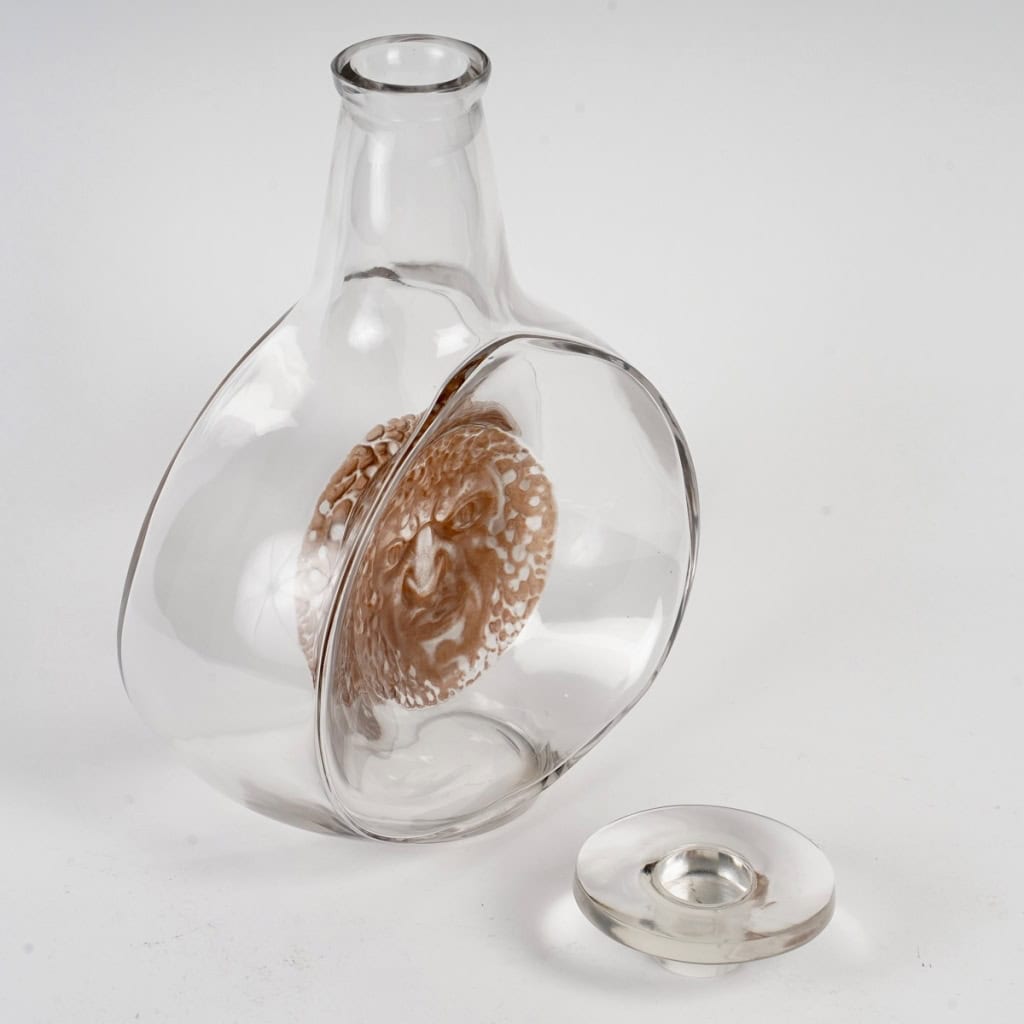 Carafe « Masques » verre blanc patiné sépia créée par René LALIQUE | Biron Carafe "Masques" verre blanc patiné sépia créée par René LALIQUE