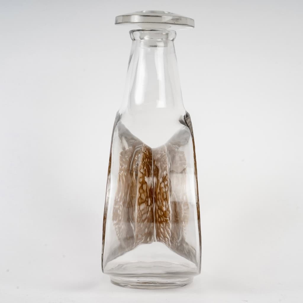 Carafe « Masques » verre blanc patiné sépia créée par René LALIQUE | Biron Carafe "Masques" verre blanc patiné sépia créée par René LALIQUE