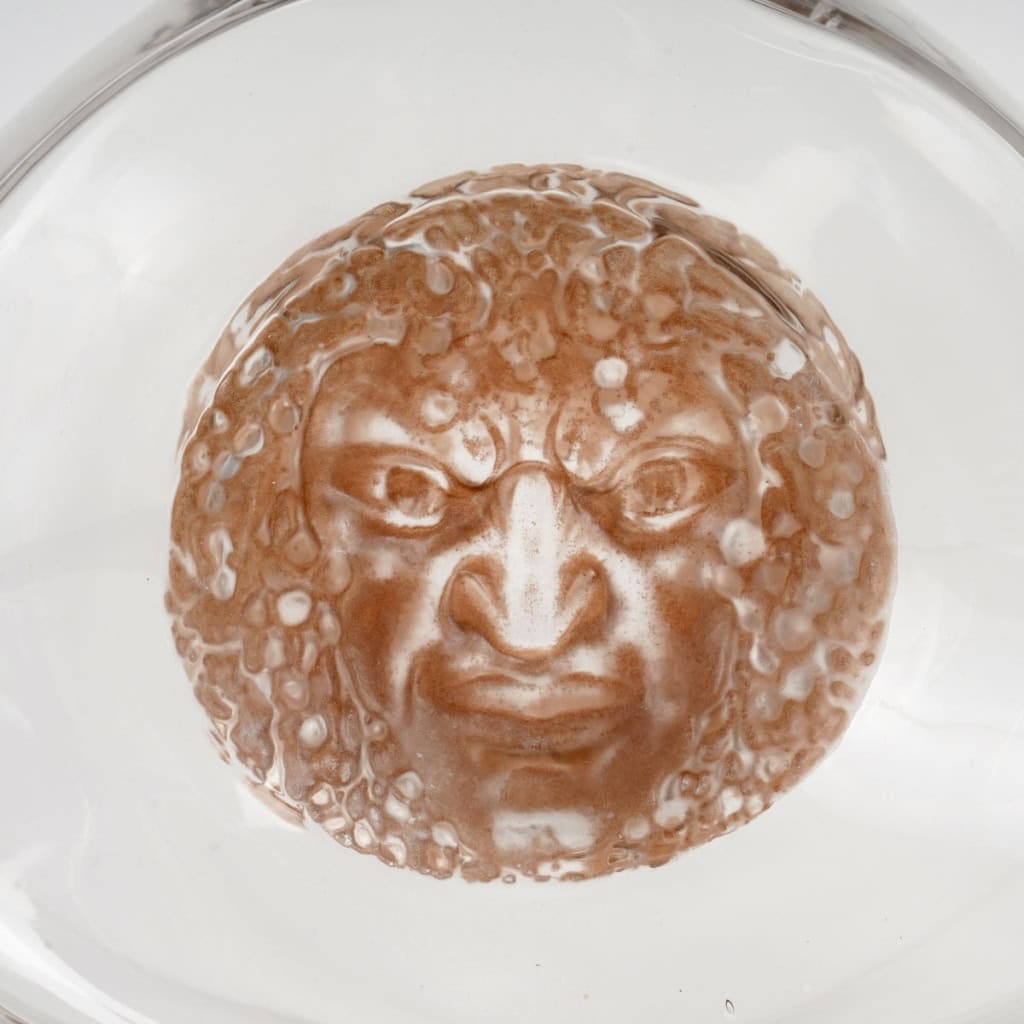 Carafe « Masques » verre blanc patiné sépia créée par René LALIQUE | Biron Carafe "Masques" verre blanc patiné sépia créée par René LALIQUE