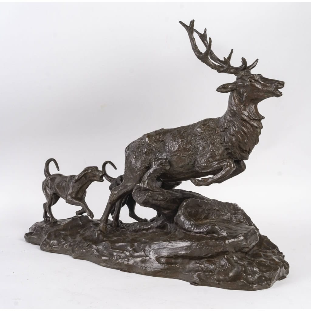 Sculpture en bronze patiné, cerf et chien de chasse, XIXème siècle. | Biron Sculpture en bronze patiné, cerf et chien de chasse, XIXème siècle.