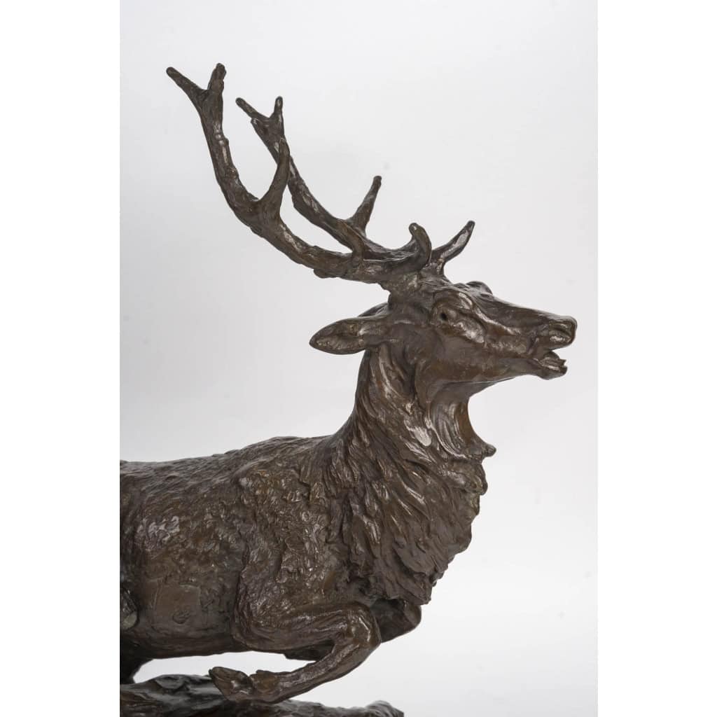 Sculpture en bronze patiné, cerf et chien de chasse, XIXème siècle. | Biron Sculpture en bronze patiné, cerf et chien de chasse, XIXème siècle.