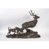 Sculpture en bronze patiné, cerf et chien de chasse, XIXème siècle. | Biron Sculpture en bronze patiné, cerf et chien de chasse, XIXème siècle.