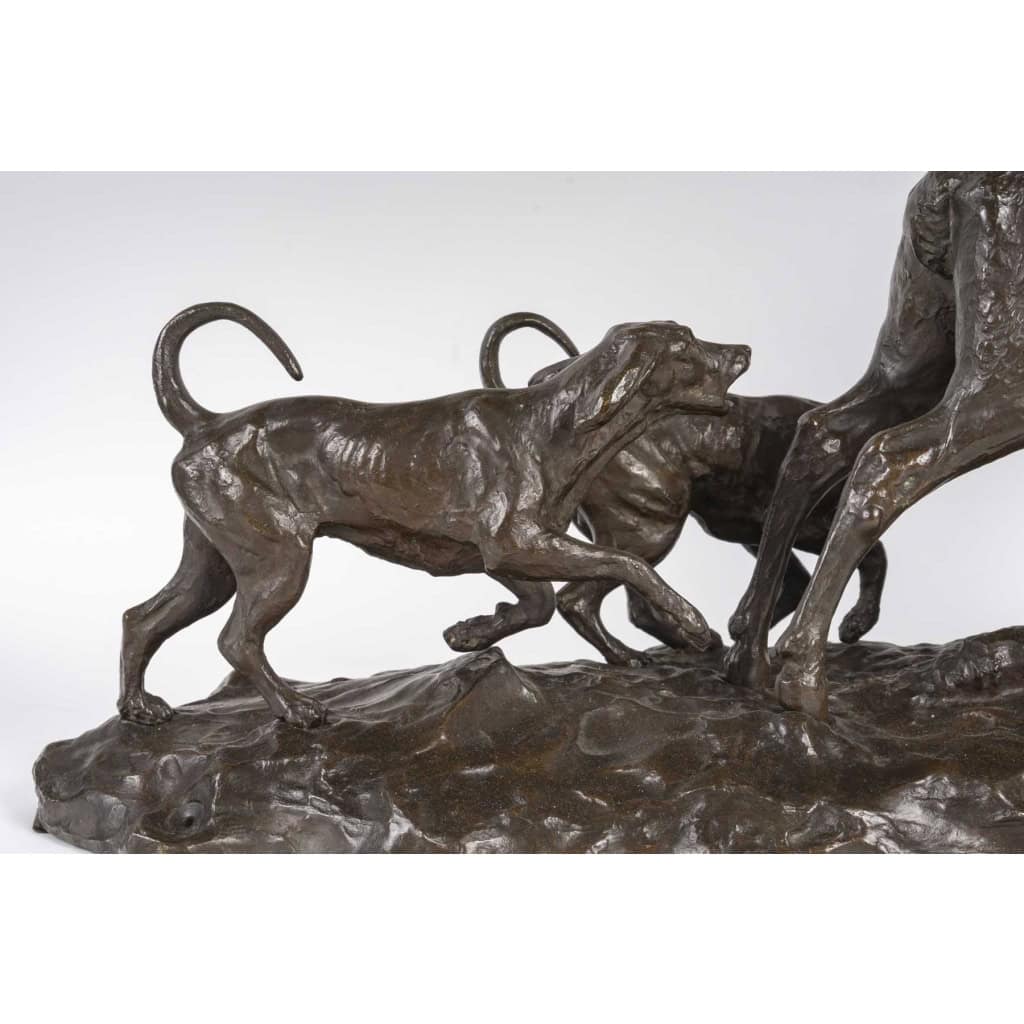 Sculpture en bronze patiné, cerf et chien de chasse, XIXème siècle. | Biron Sculpture en bronze patiné, cerf et chien de chasse, XIXème siècle.