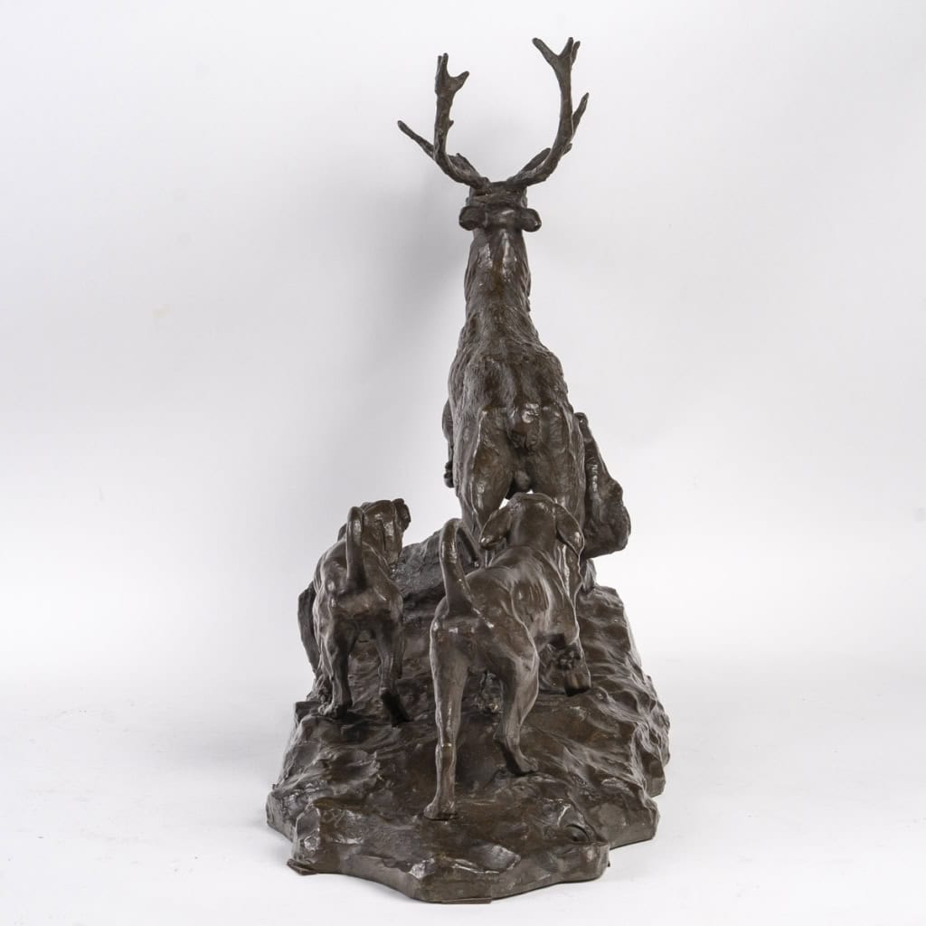 Sculpture en bronze patiné, cerf et chien de chasse, XIXème siècle. | Biron Sculpture en bronze patiné, cerf et chien de chasse, XIXème siècle.