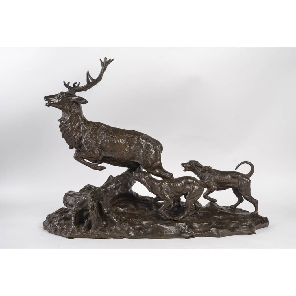 Sculpture en bronze patiné, cerf et chien de chasse, XIXème siècle. | Biron Sculpture en bronze patiné, cerf et chien de chasse, XIXème siècle.