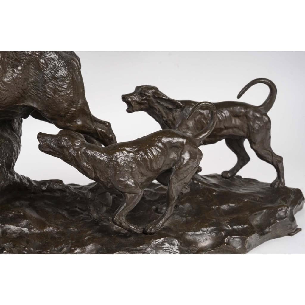 Sculpture en bronze patiné, cerf et chien de chasse, XIXème siècle. | Biron Sculpture en bronze patiné, cerf et chien de chasse, XIXème siècle.