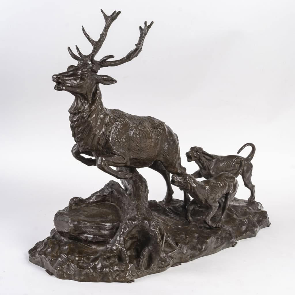 Sculpture en bronze patiné, cerf et chien de chasse, XIXème siècle. | Biron Sculpture en bronze patiné, cerf et chien de chasse, XIXème siècle.