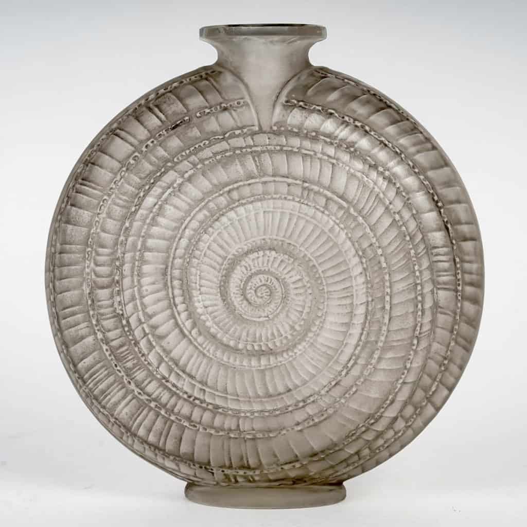 Vase « Escargot » verre blanc patiné gris de René LALIQUE | Biron |||||||