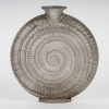 Vase « Escargot » verre blanc patiné gris de René LALIQUE | Biron Vase "Escargot" verre blanc patiné gris de René LALIQUE