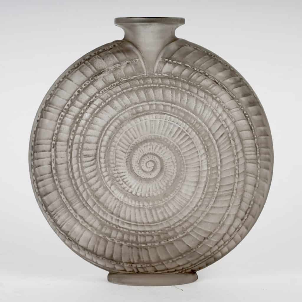 Vase « Escargot » verre blanc patiné gris de René LALIQUE | Biron Vase "Escargot" verre blanc patiné gris de René LALIQUE