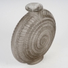 Vase « Escargot » verre blanc patiné gris de René LALIQUE | Biron Vase "Escargot" verre blanc patiné gris de René LALIQUE