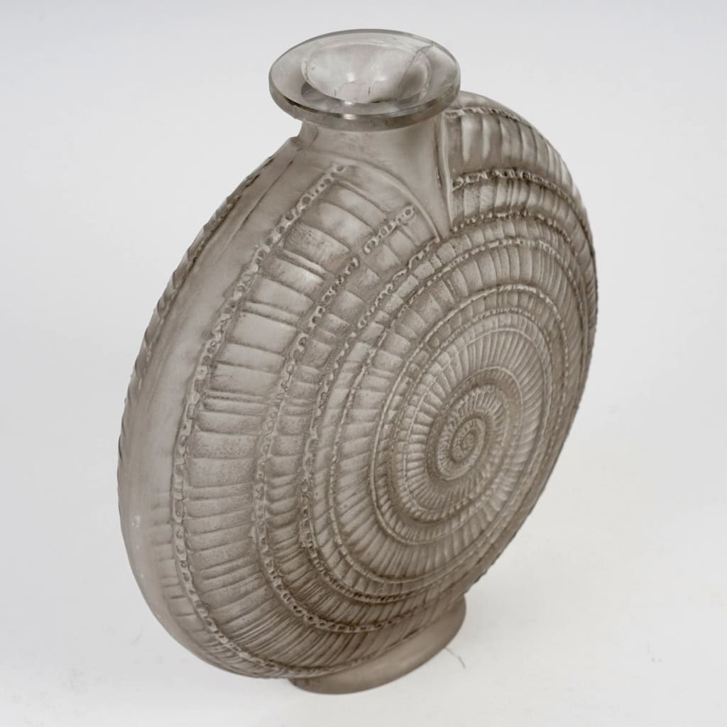 Vase « Escargot » verre blanc patiné gris de René LALIQUE | Biron Vase "Escargot" verre blanc patiné gris de René LALIQUE