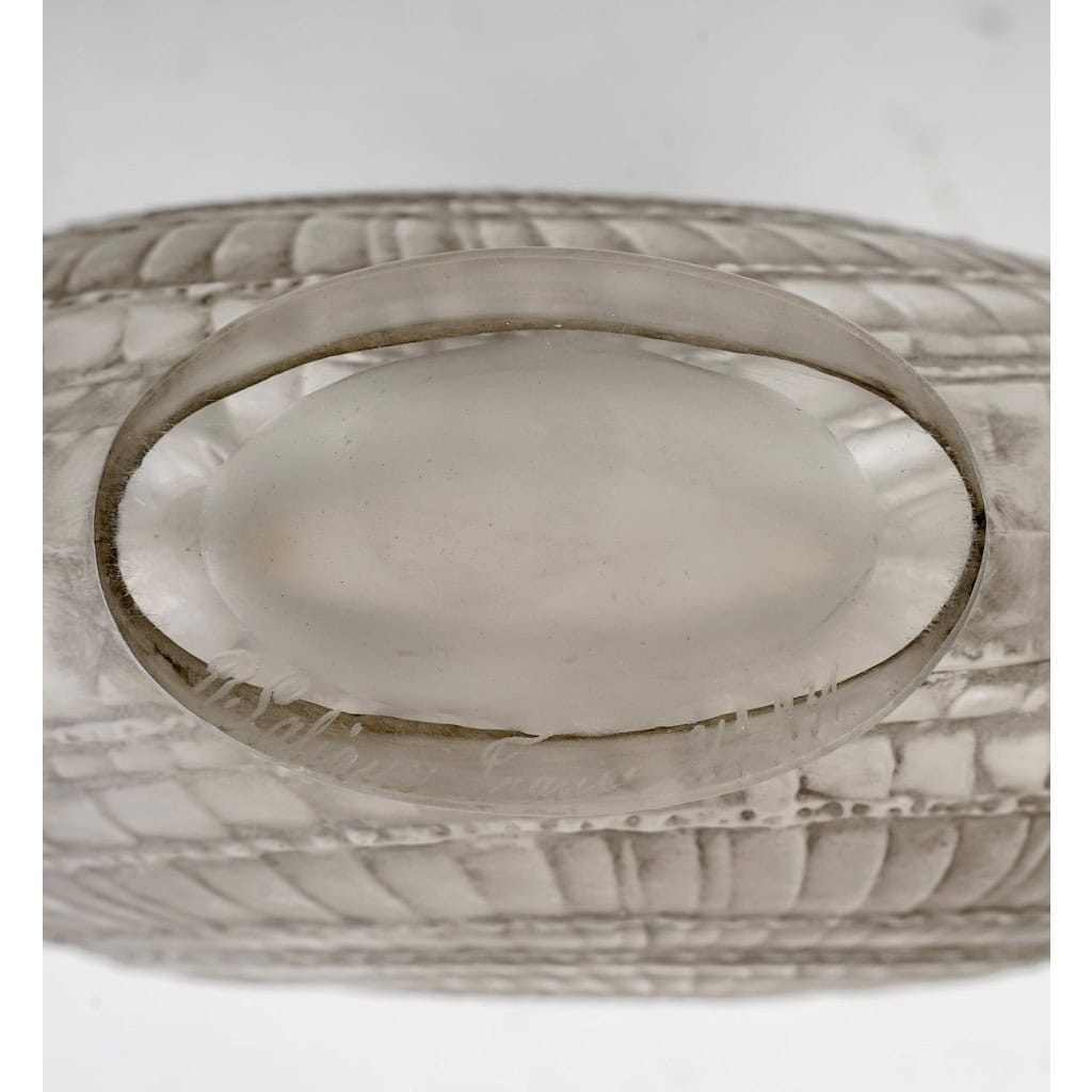 Vase « Escargot » verre blanc patiné gris de René LALIQUE | Biron Vase "Escargot" verre blanc patiné gris de René LALIQUE
