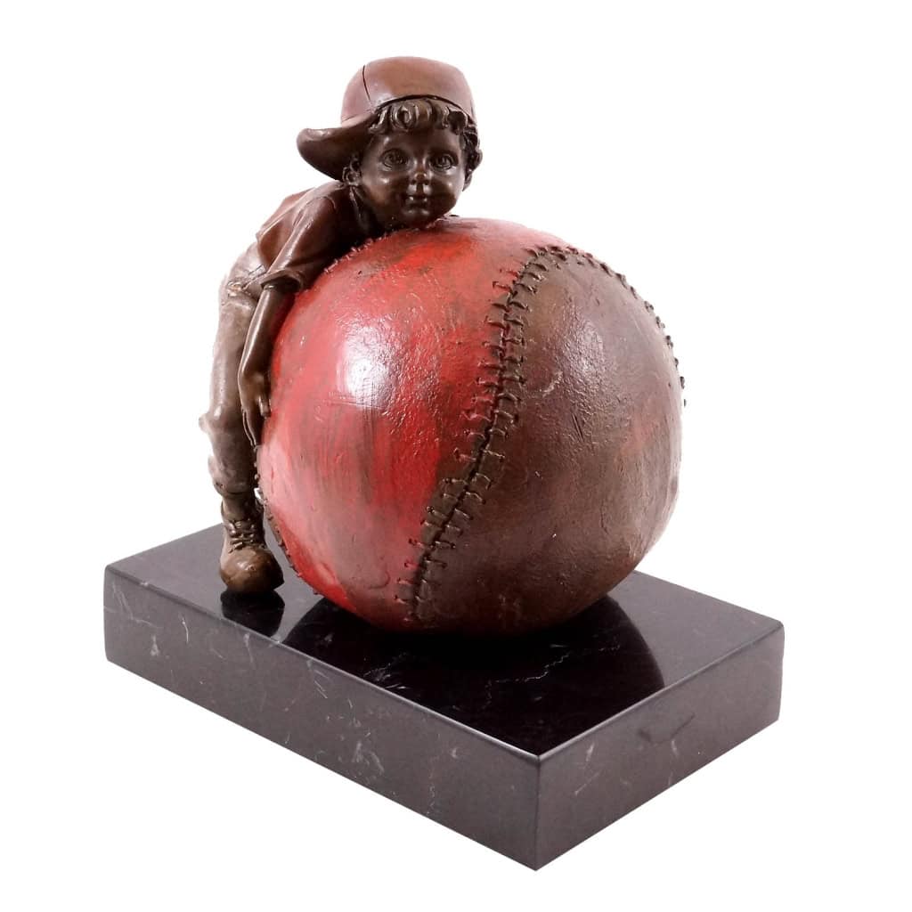 Sculpture en bronze représentant l’enfant et la joie du baseball, XXème siècle. | Biron Sculpture en bronze représentant l’enfant et la joie du baseball, XXème siècle.