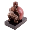 Sculpture en bronze représentant l’enfant et la joie du baseball, XXème siècle. | Biron Sculpture en bronze représentant l’enfant et la joie du baseball, XXème siècle.