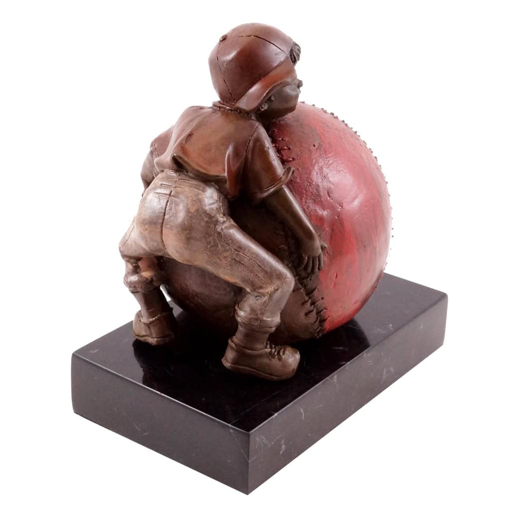 Sculpture en bronze représentant l’enfant et la joie du baseball, XXème siècle. | Biron Sculpture en bronze représentant l’enfant et la joie du baseball, XXème siècle.