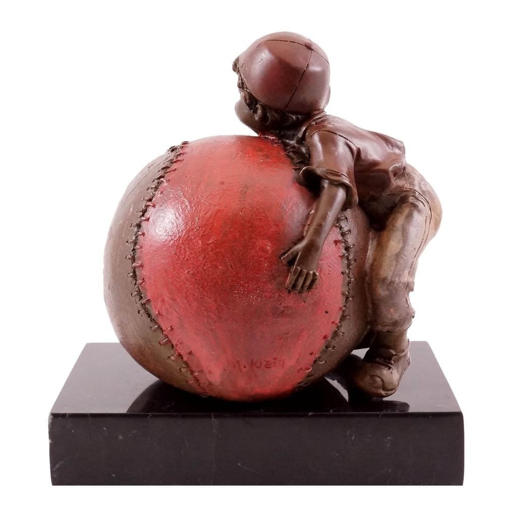 Sculpture en bronze représentant l’enfant et la joie du baseball, XXème siècle. | Biron Sculpture en bronze représentant l’enfant et la joie du baseball, XXème siècle.