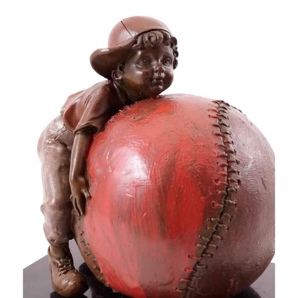 Sculpture en bronze représentant l’enfant et la joie du baseball, XXème siècle. | Biron Sculpture en bronze représentant l’enfant et la joie du baseball, XXème siècle.