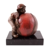 Sculpture en bronze représentant l’enfant et la joie du baseball, XXème siècle. | Biron Sculpture en bronze représentant l’enfant et la joie du baseball, XXème siècle.