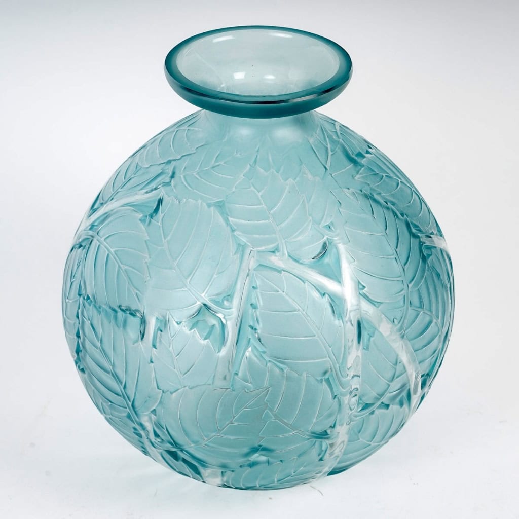 Vase « Milan » verre blanc patiné bleu de René LALIQUE | Biron Vase "Milan" verre blanc patiné bleu de René LALIQUE