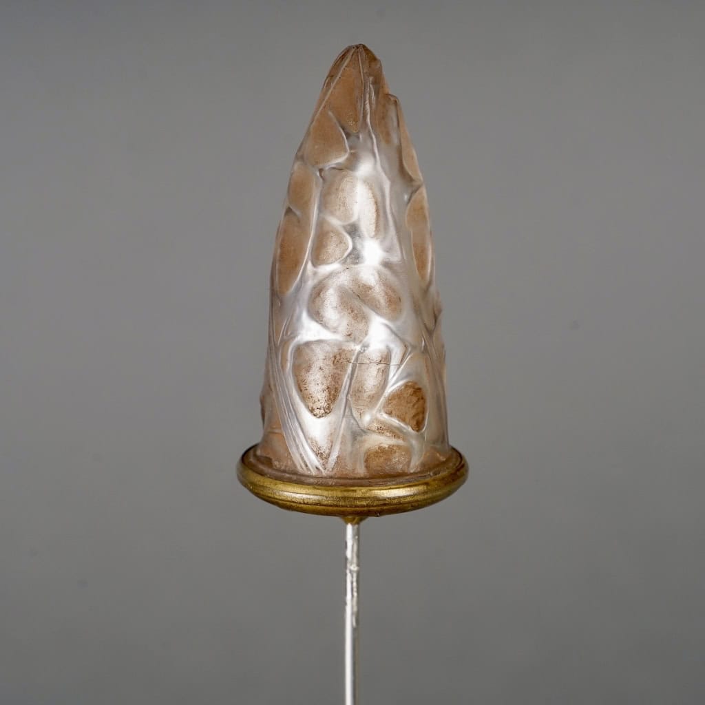 Epingle à Chapeau « Feuilles » verre blanc patiné sépia sur clinquant argent de René LALIQUE | Biron |||||||