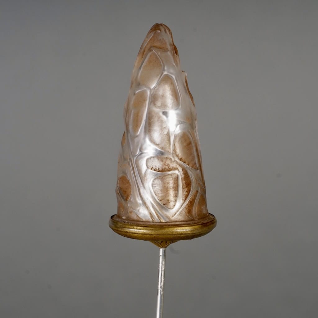 Epingle à Chapeau « Feuilles » verre blanc patiné sépia sur clinquant argent de René LALIQUE | Biron Epingle à Chapeau "Feuilles" verre blanc patiné sépia sur clinquant argent de René LALIQUE