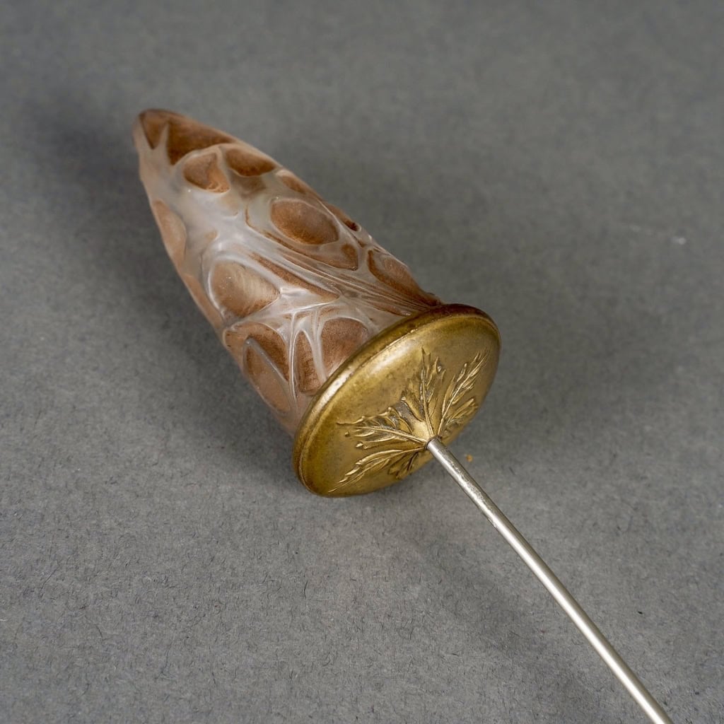 Epingle à Chapeau « Feuilles » verre blanc patiné sépia sur clinquant argent de René LALIQUE | Biron Epingle à Chapeau "Feuilles" verre blanc patiné sépia sur clinquant argent de René LALIQUE