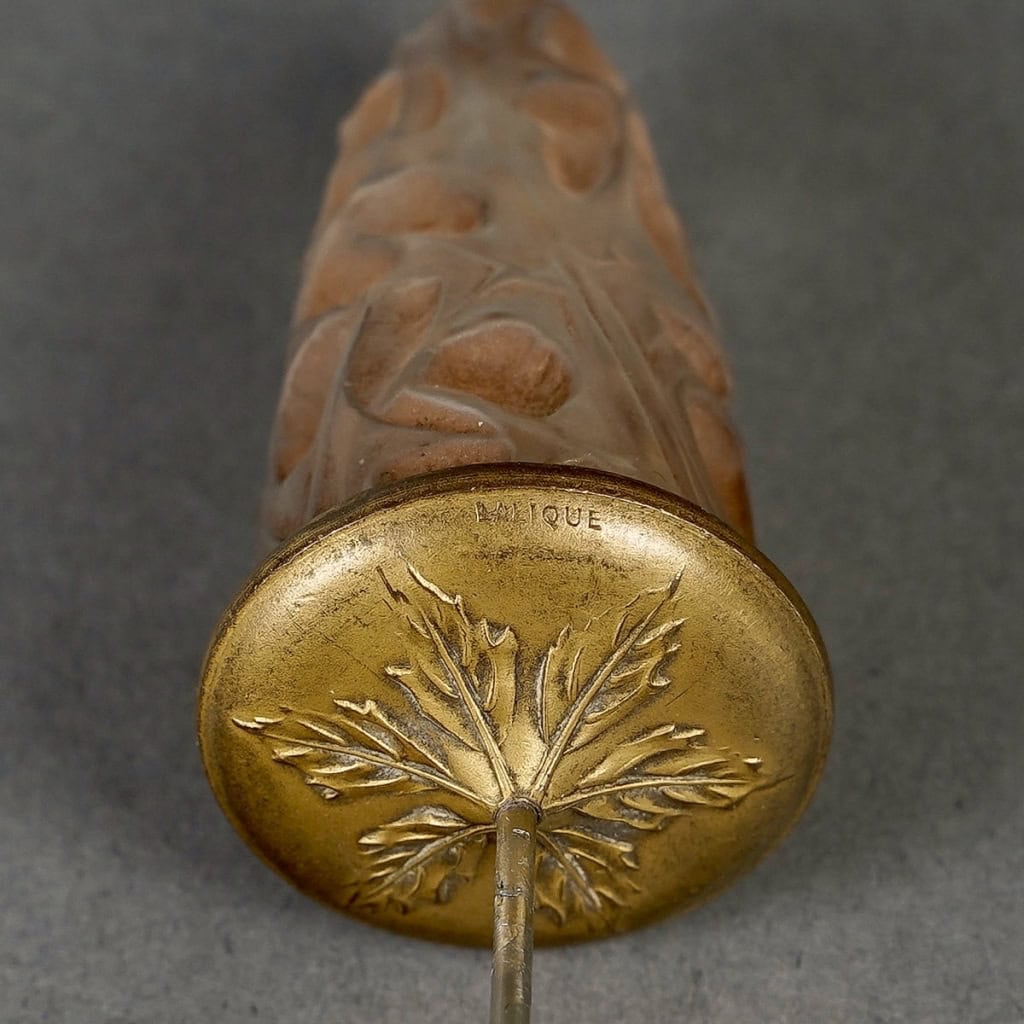 Epingle à Chapeau « Feuilles » verre blanc patiné sépia sur clinquant argent de René LALIQUE | Biron Epingle à Chapeau "Feuilles" verre blanc patiné sépia sur clinquant argent de René LALIQUE