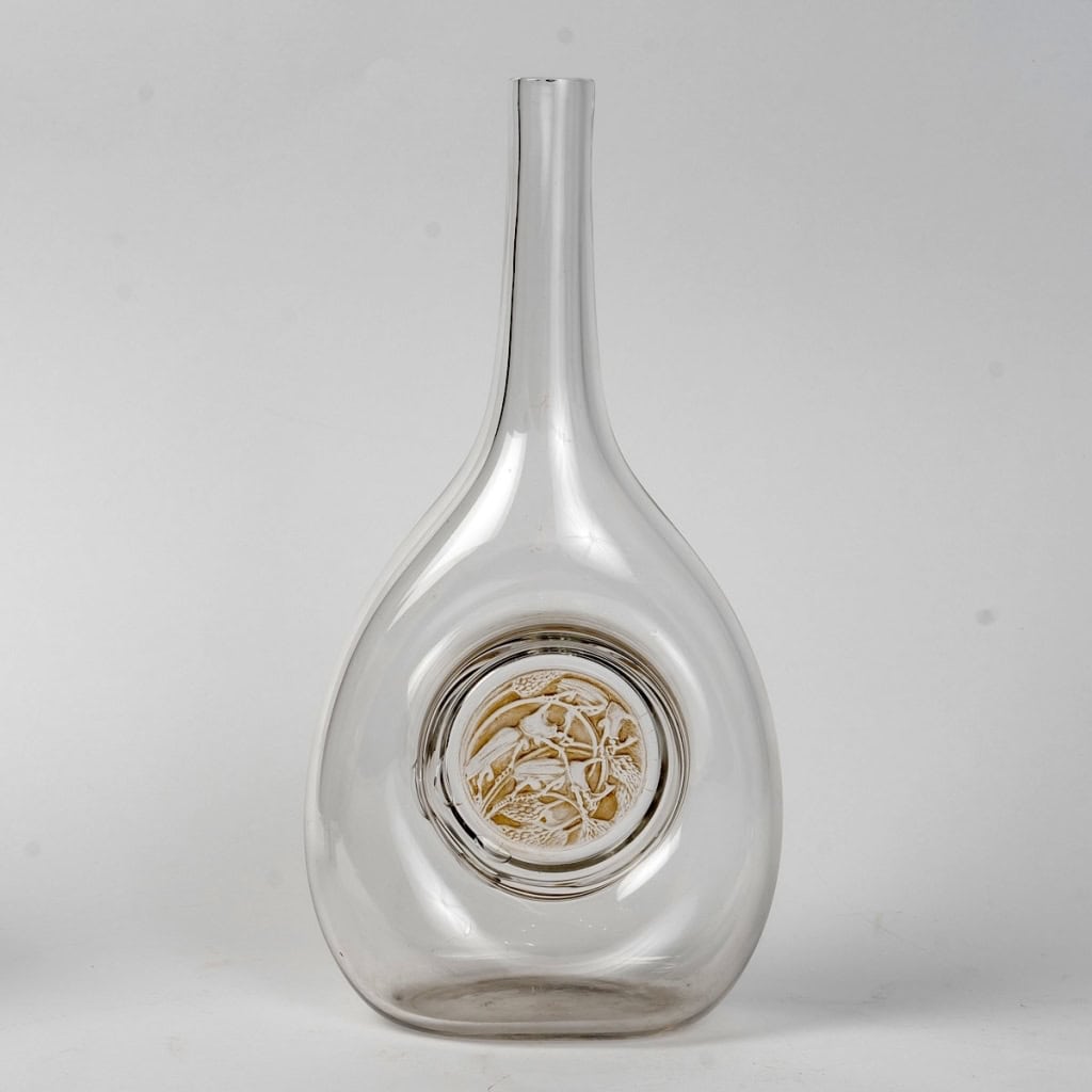 Carafe « Hannetons » verre blanc patiné sépia de René LALIQUE | Biron ||||||||