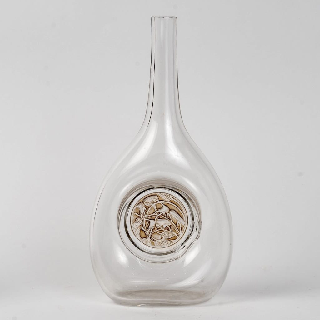 Carafe « Hannetons » verre blanc patiné sépia de René LALIQUE | Biron Carafe "Hannetons" verre blanc patiné sépia de René LALIQUE