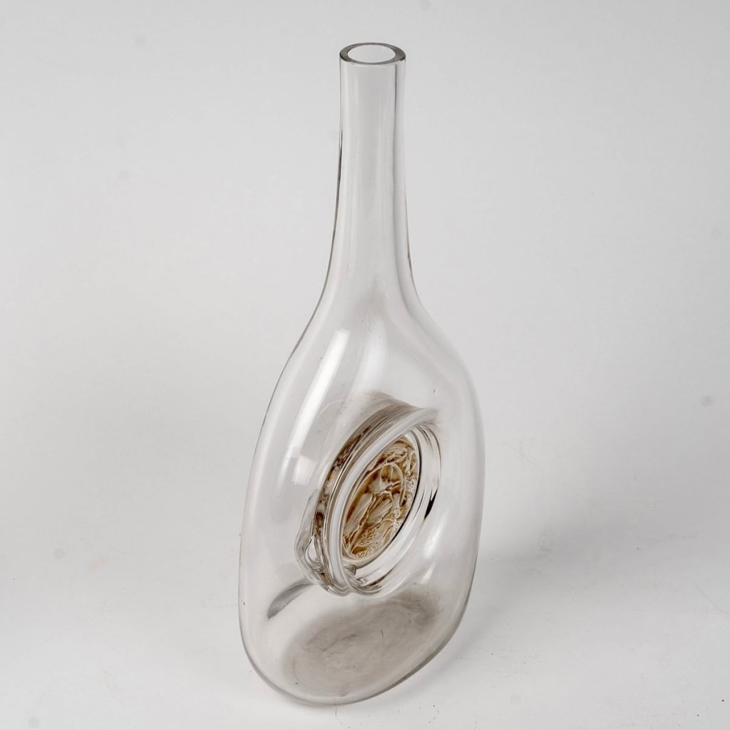 Carafe « Hannetons » verre blanc patiné sépia de René LALIQUE | Biron Carafe "Hannetons" verre blanc patiné sépia de René LALIQUE