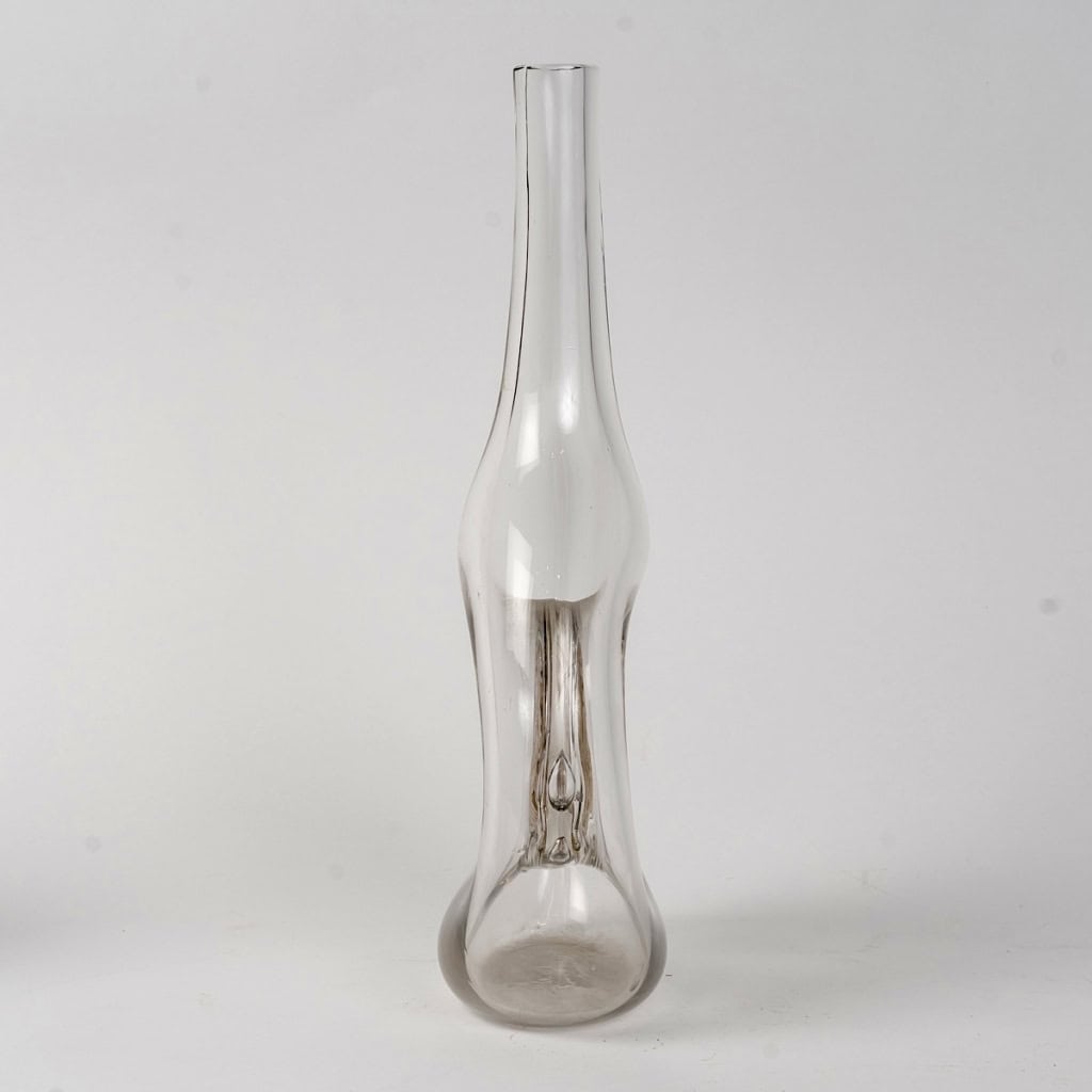 Carafe « Hannetons » verre blanc patiné sépia de René LALIQUE | Biron Carafe "Hannetons" verre blanc patiné sépia de René LALIQUE