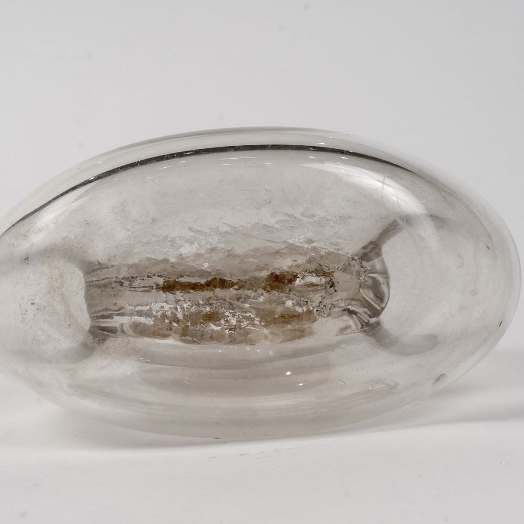 Carafe « Hannetons » verre blanc patiné sépia de René LALIQUE | Biron Carafe "Hannetons" verre blanc patiné sépia de René LALIQUE