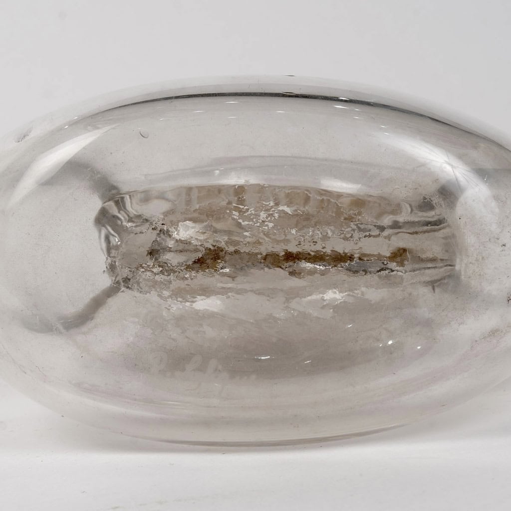 Carafe « Hannetons » verre blanc patiné sépia de René LALIQUE | Biron Carafe "Hannetons" verre blanc patiné sépia de René LALIQUE