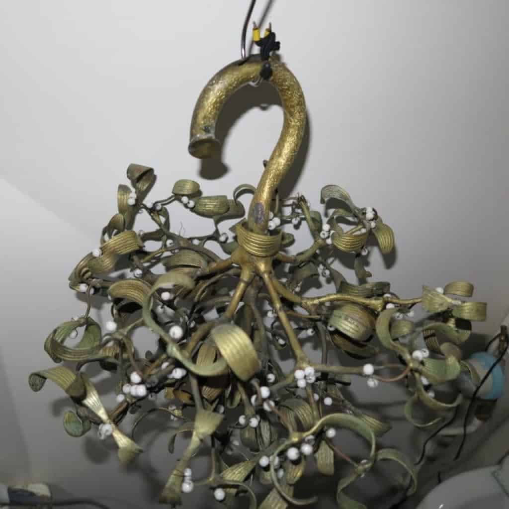 Lustre Boule de Gui Art Nouveau à 4 Ampoules en Bronze et Perles Opaline | Biron Lustre Boule de Gui Art Nouveau à 4 Ampoules en Bronze et Perles Opaline