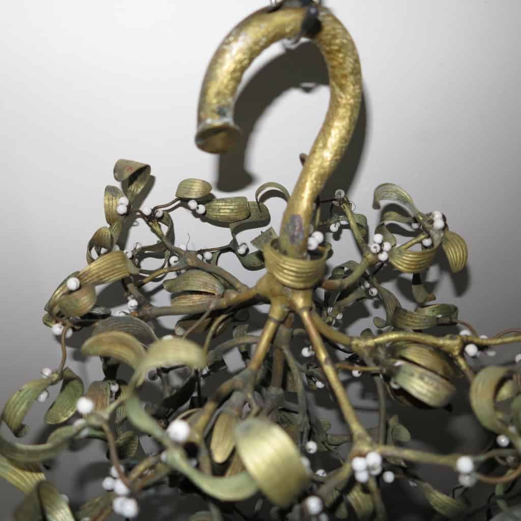 Lustre Boule de Gui Art Nouveau à 4 Ampoules en Bronze et Perles Opaline | Biron Lustre Boule de Gui Art Nouveau à 4 Ampoules en Bronze et Perles Opaline