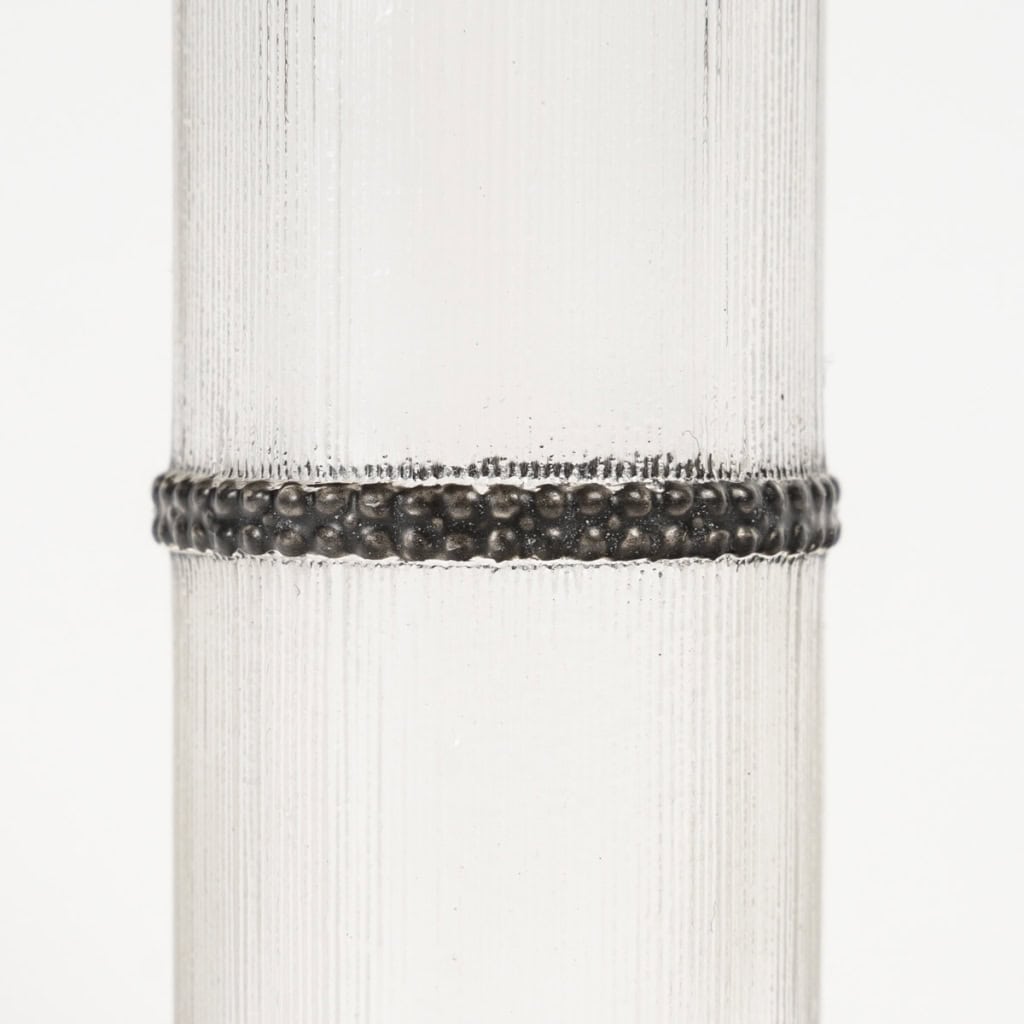 Flacon « Fleurs Vives » verre blanc émaillé noir de René LALIQUE pour Volnay. | Biron Flacon "Fleurs Vives" verre blanc émaillé noir de René LALIQUE pour Volnay.