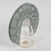 Flacon Tiare « Pâquerettes » verre blanc patiné bleu gris de René LALIQUE | Biron Flacon Tiare "Pâquerettes" verre blanc patiné bleu gris de René LALIQUE