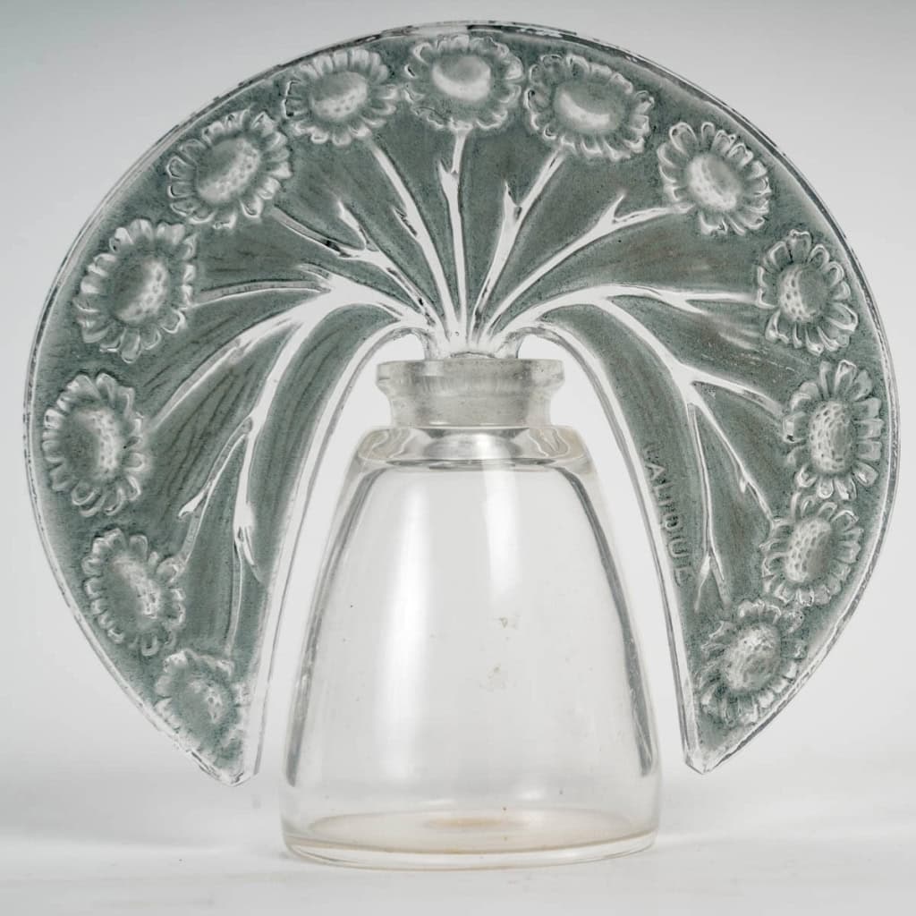 Flacon Tiare « Pâquerettes » verre blanc patiné bleu gris de René LALIQUE | Biron Flacon Tiare "Pâquerettes" verre blanc patiné bleu gris de René LALIQUE